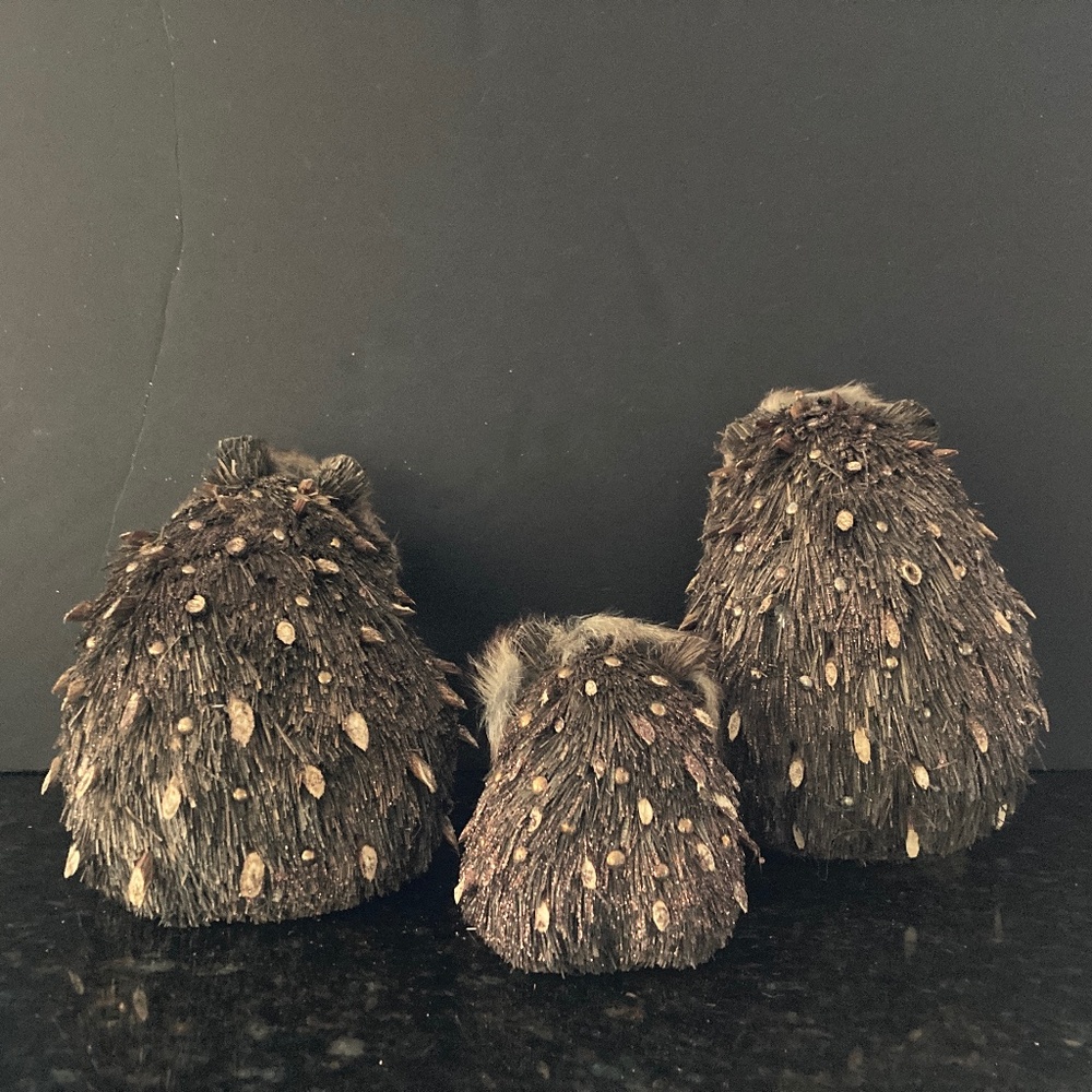 Katherine's Collection Straw Mother Father & Baby Hedgehogs/Holiday/Winter/NEW! - Picture 2 of 3